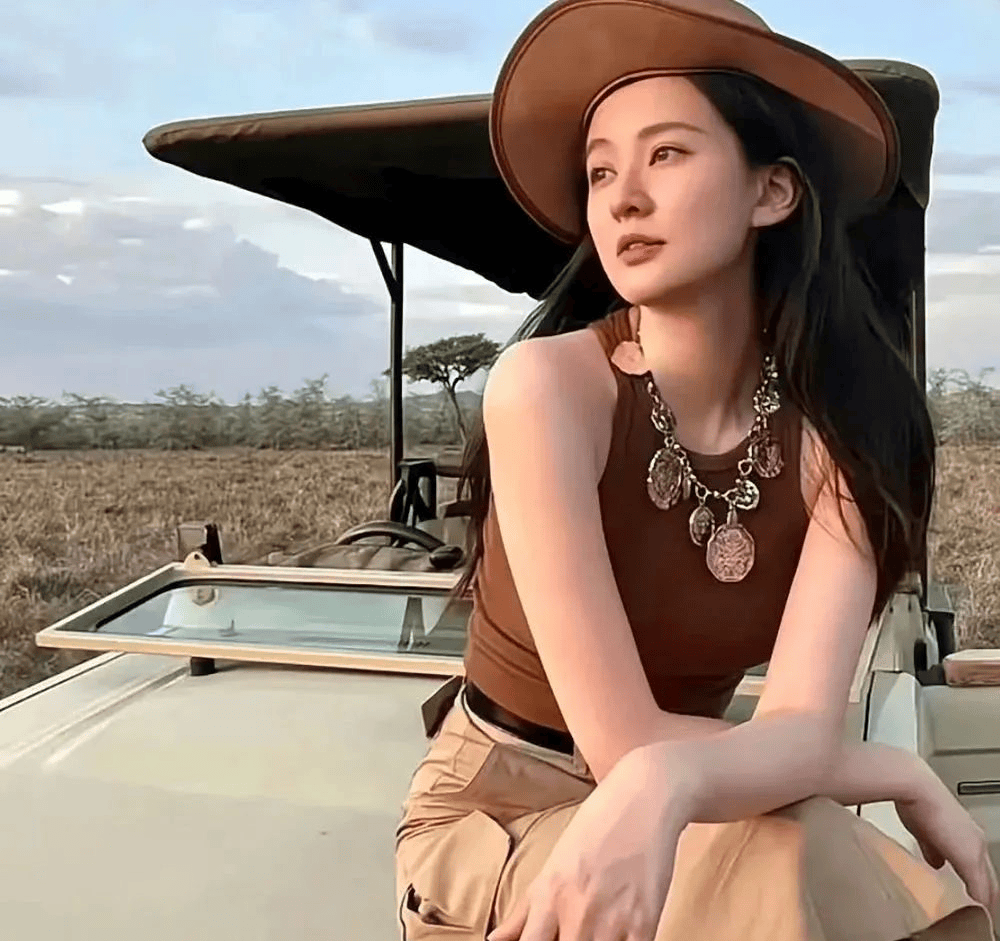 31岁乔欣结婚后现身非洲，穿豹纹群身材火辣很撩人，美的像换了个人！