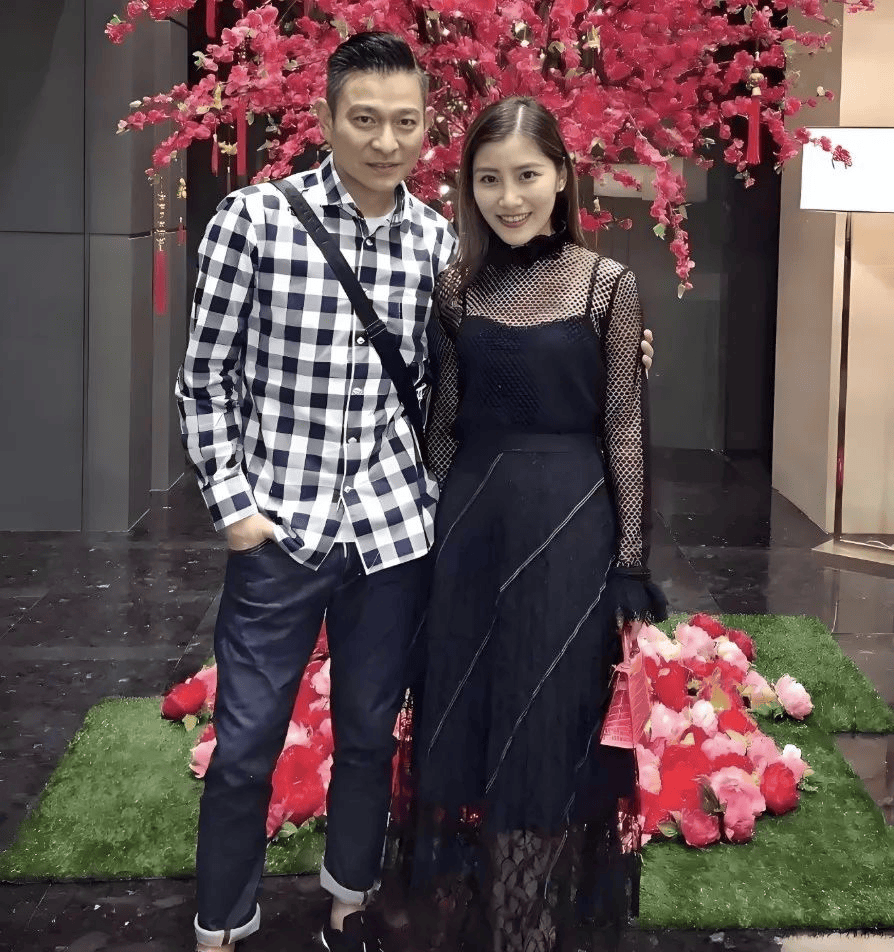 刘德华与36岁小姨子合影曝光，女方穿黑色透视裙尽显成熟美，颜值不输朱丽蒨
