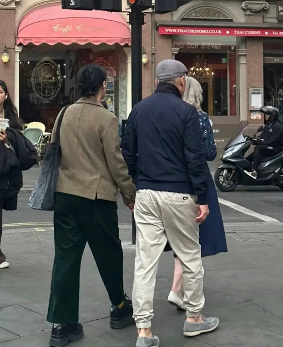 57岁那英与老公现身英国伦敦被偶遇 夫妻俩牵手逛街很恩爱