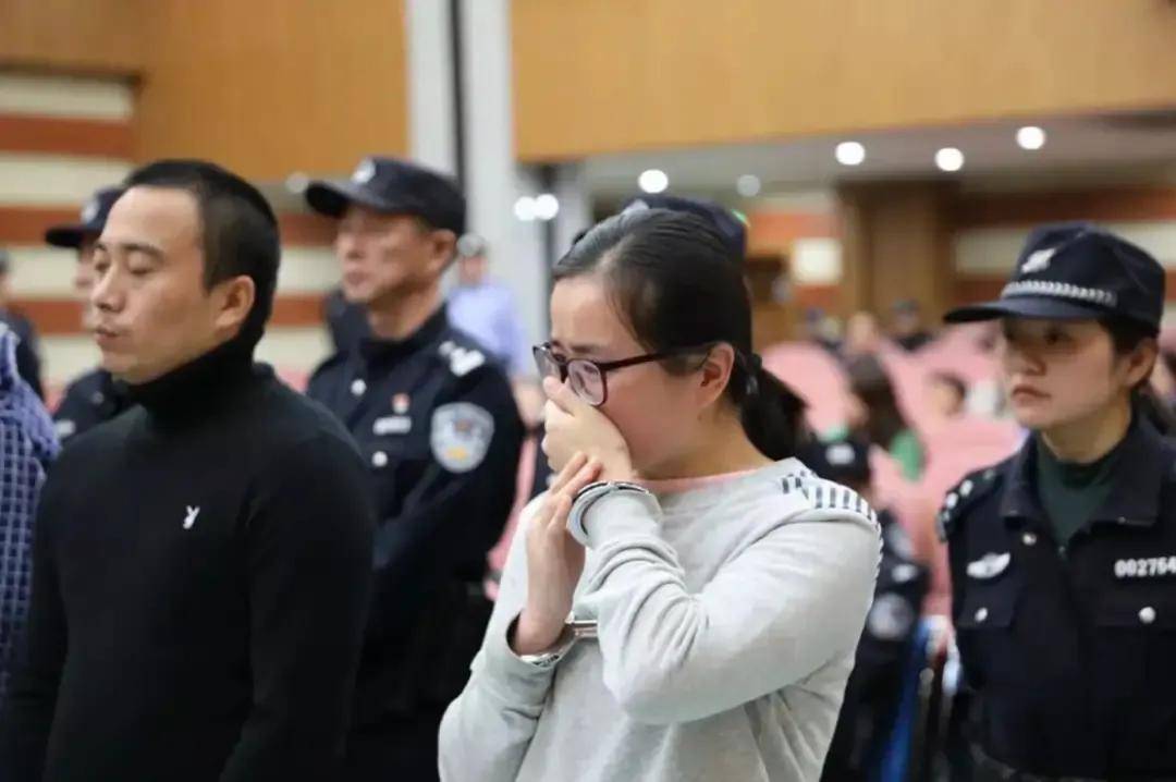 安徽90后“淑女”硕士杨春燕，祸害40个家庭，课堂上被抓走判25年