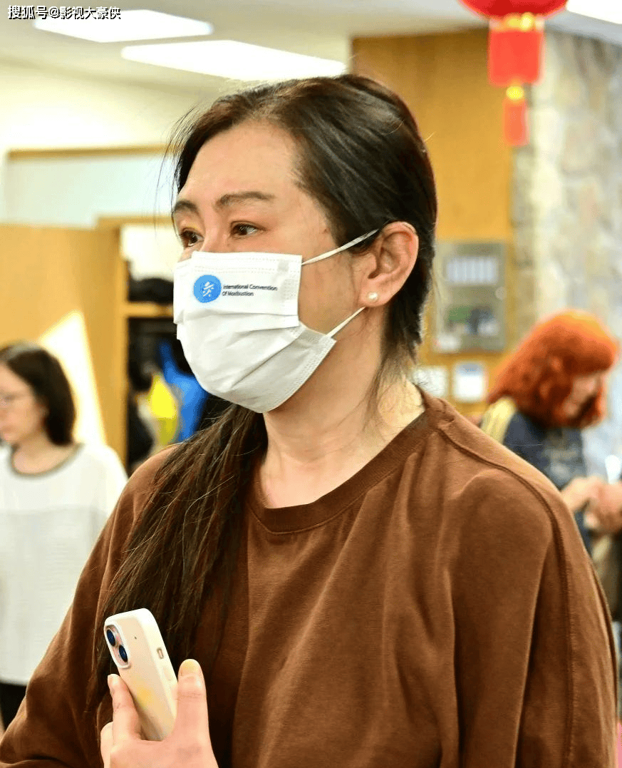 王祖贤在加拿大参加法会，打扮朴素，身材走样，现场帮忙搬桌子