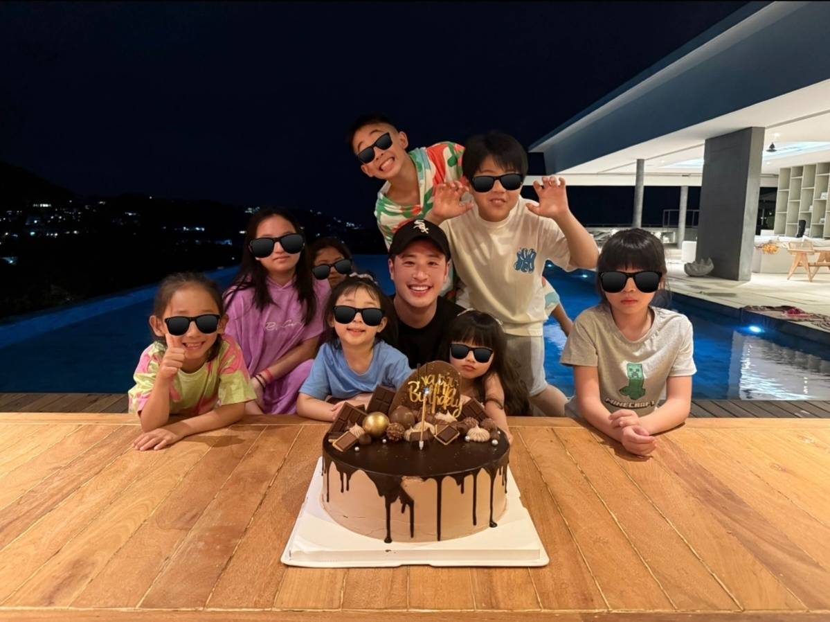 45岁潘玮柏庆生合照曝光！5岁女儿大方露正脸，应采儿带俩儿子现身