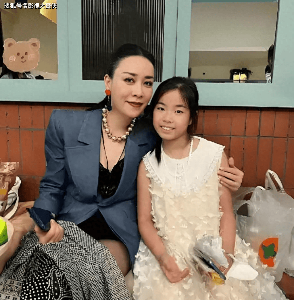 那英携18岁女儿亮相活动，小苹果金发个性，五官神似年轻时那英
