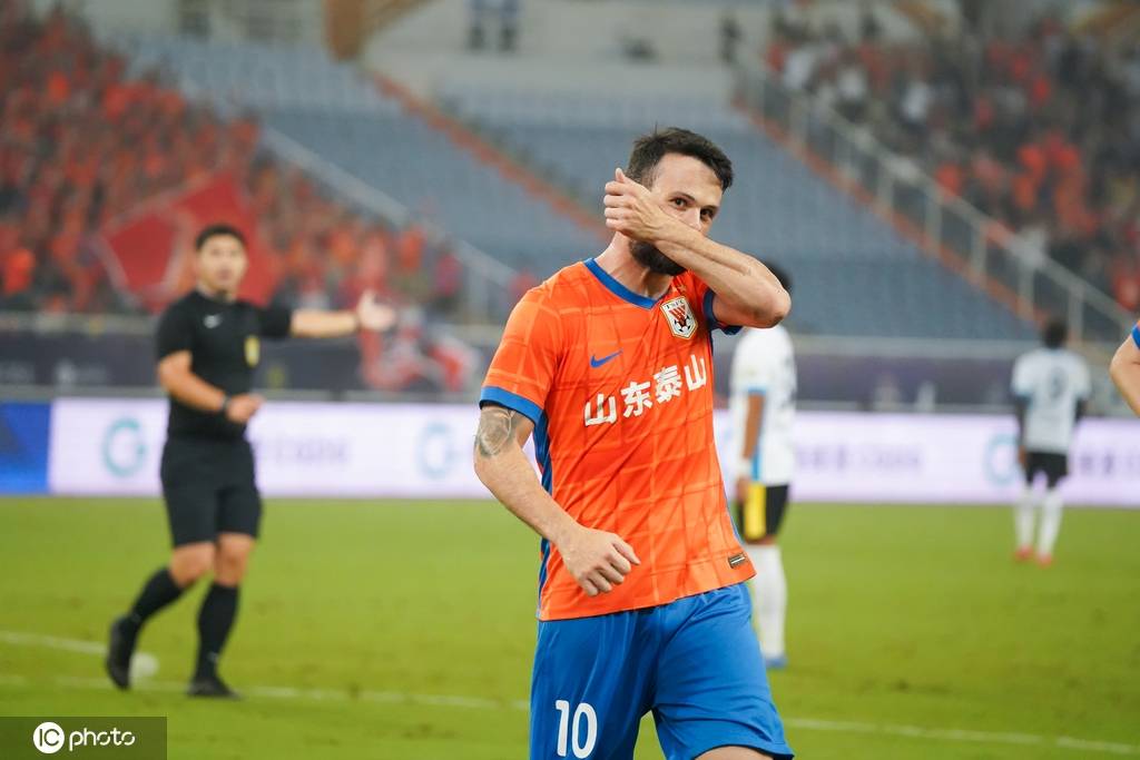 中超-克雷桑阿齐兹双响卡扎破门 泰山3-2西海岸3连胜