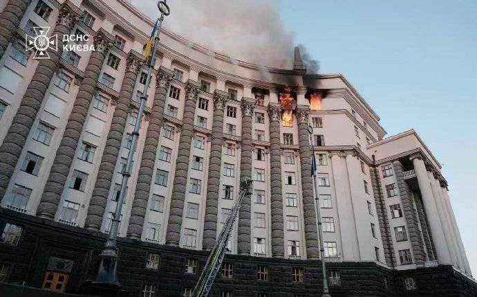 普京真强硬！特朗普刚宣布第二阶段制裁，800架无人机直扑乌克兰