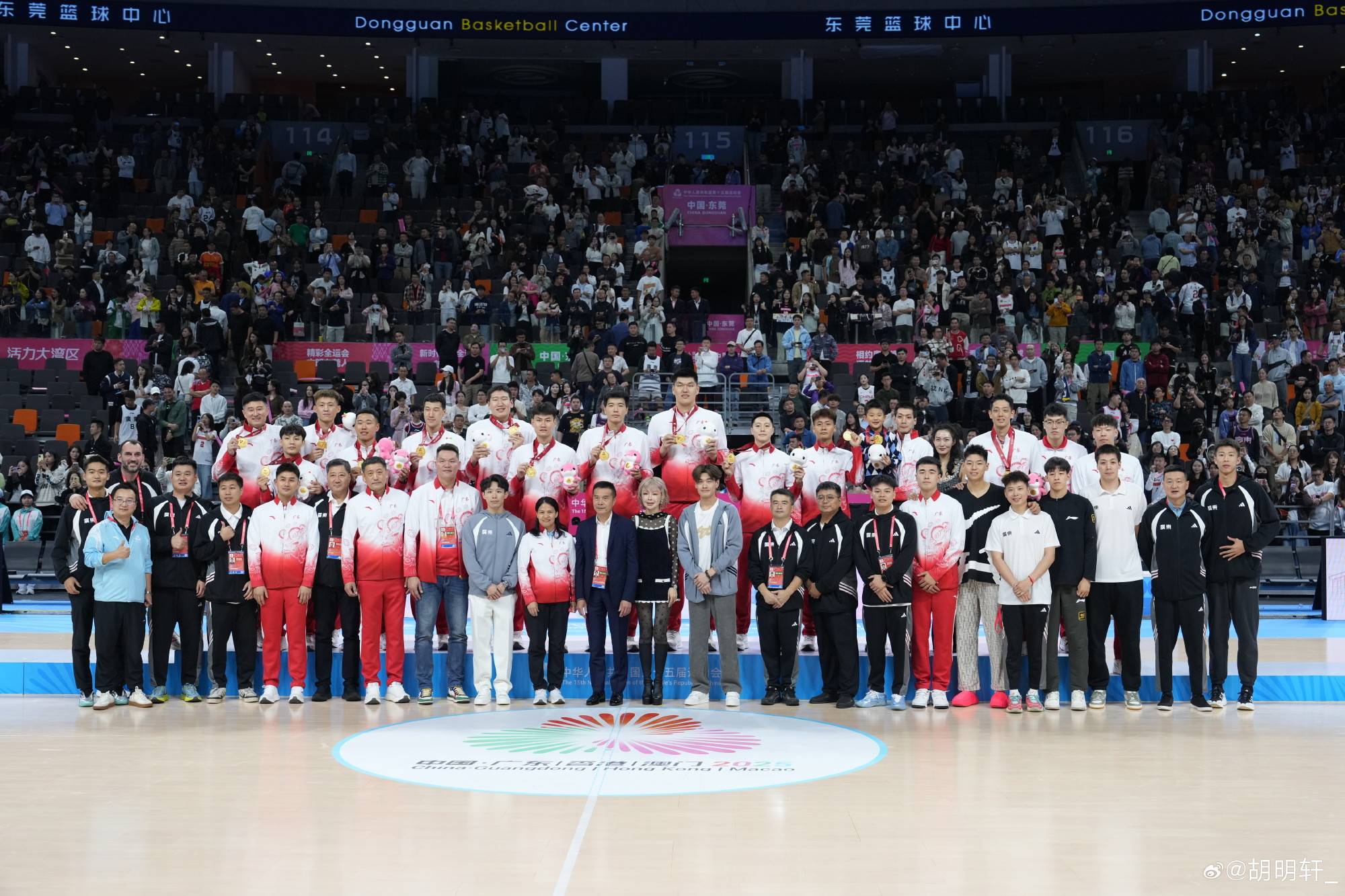 胡明轩晒全运会金牌与夺冠合影:第一个全运会冠军!