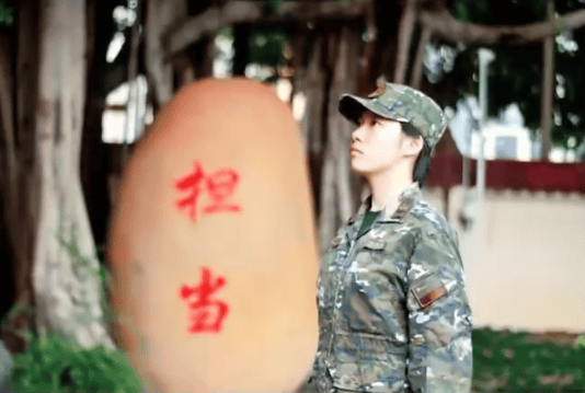 00后女生赴美留学回国后参军