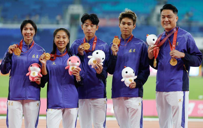 全运会赛场公开恋情 何锦櫶亲吻刘峡君并合影(图)