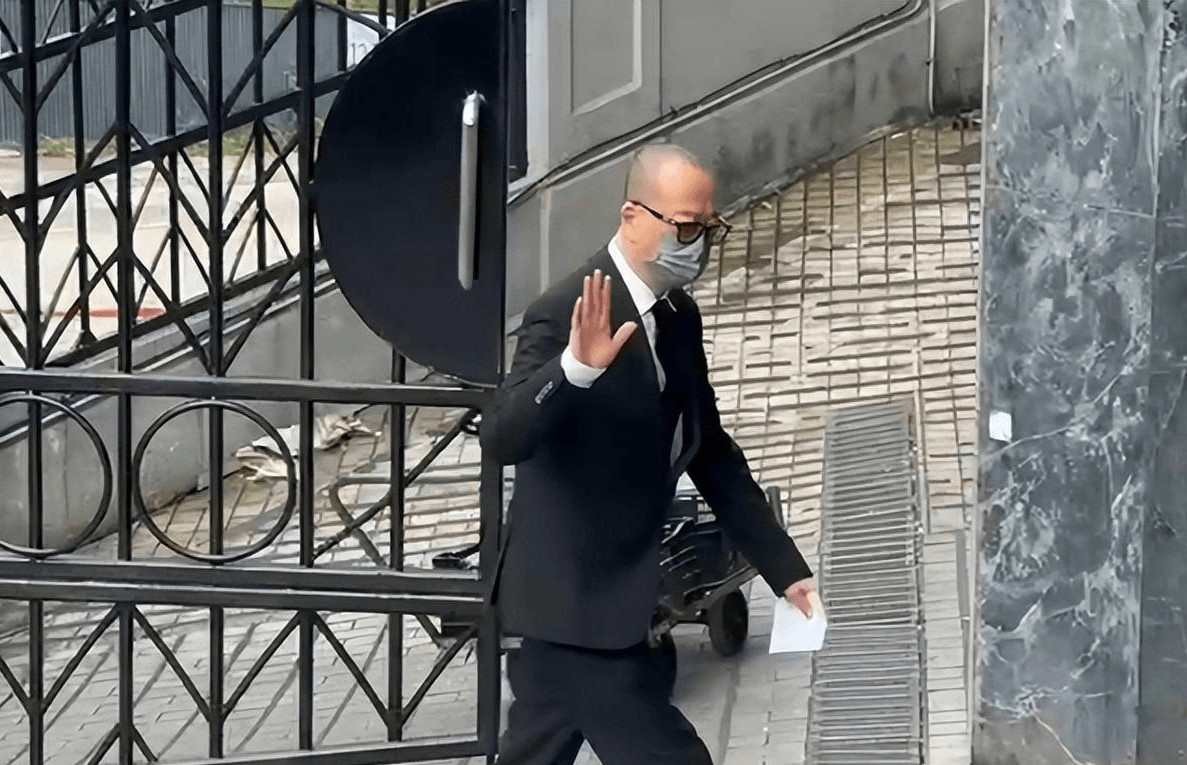 许绍雄出殡众星相送，78岁林子祥双眼含泪，佘诗曼哭着脸奔赴灵堂