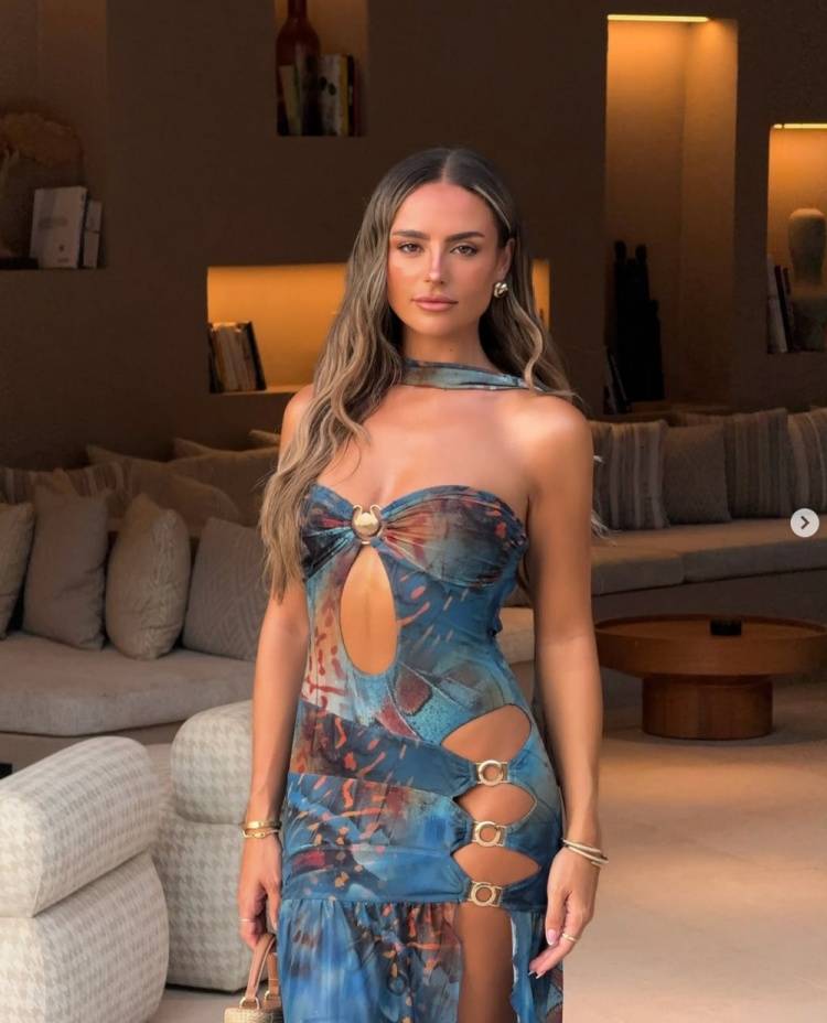 太阳报：23岁英格兰新星罗杰斯与29岁网红约会度假