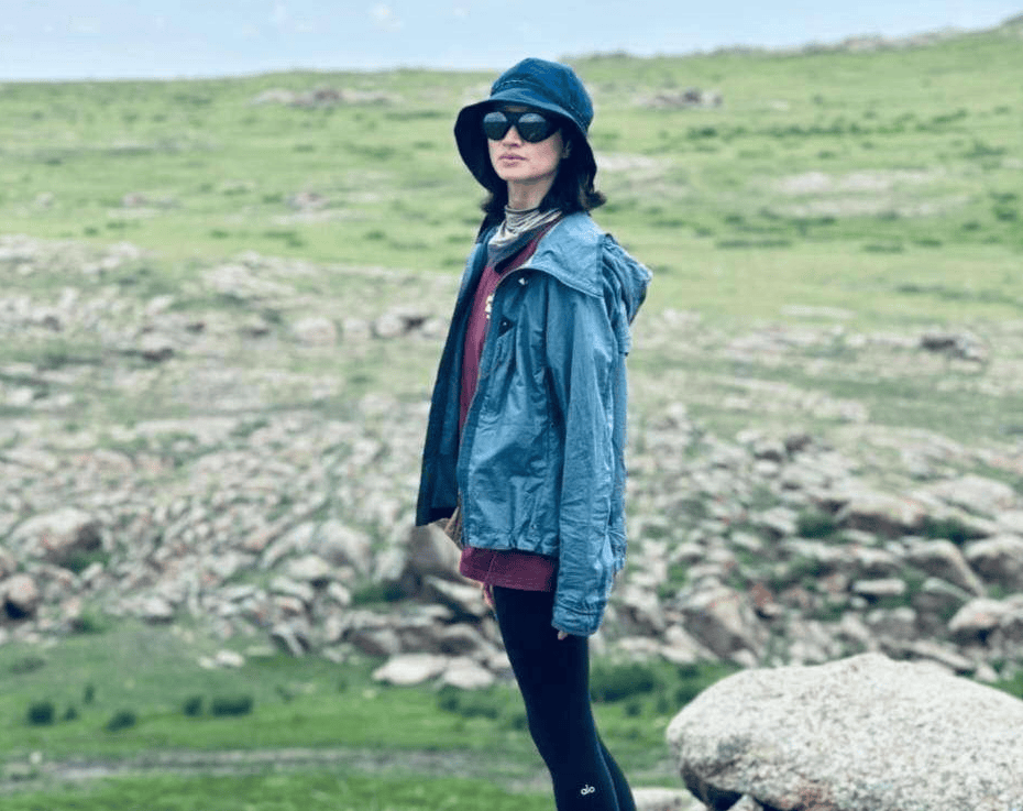 朱亚文走路送女儿上学超温馨，夫妻同框沈佳妮显娇小，他尽显老干部范