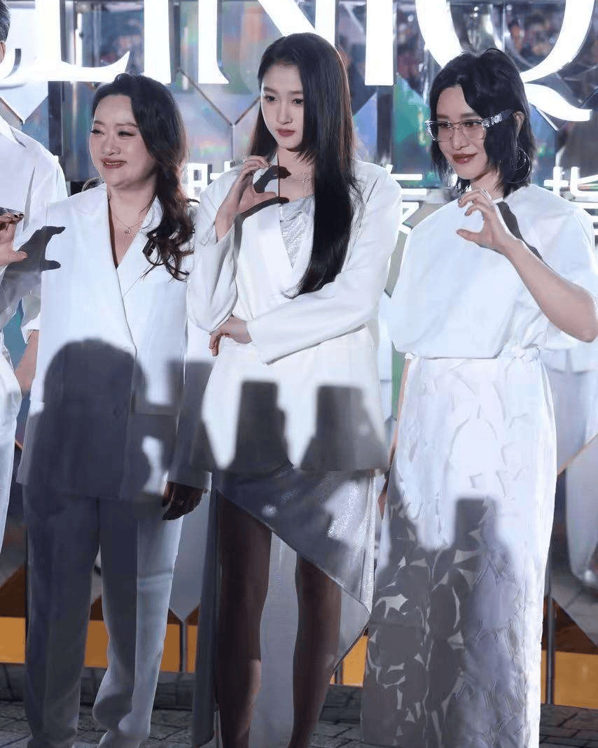 不是放不下鹿晗,28岁关晓彤亮明婚姻观:感情非必选,自由是刚需