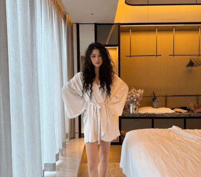 张馨予晒出家居生活,凭一院子就圈粉无数,网友:一看就不是摆拍