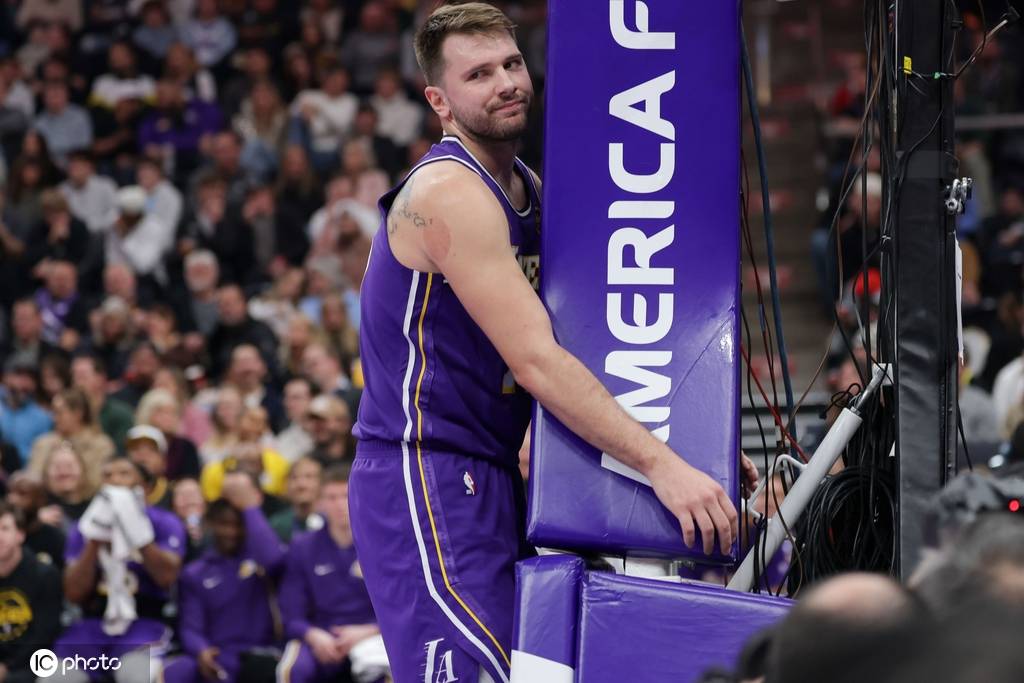 卢卡超级三双不手软 詹姆斯再秀隔扣轻伤不退赛