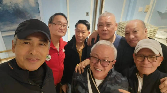 周润发低调宴请近百名TVB旧同事聚餐！完全没有巨星架子