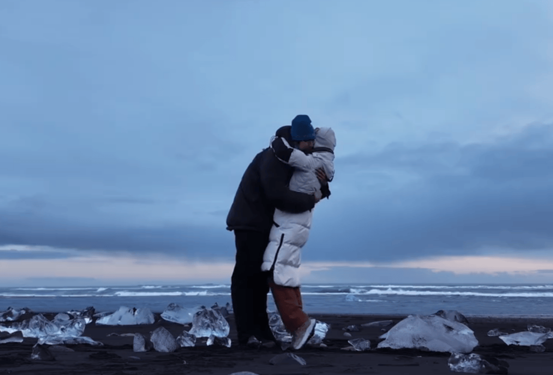 金莎宣布被男友孙丞潇求婚！二人在冰岛拥抱热吻好浪漫