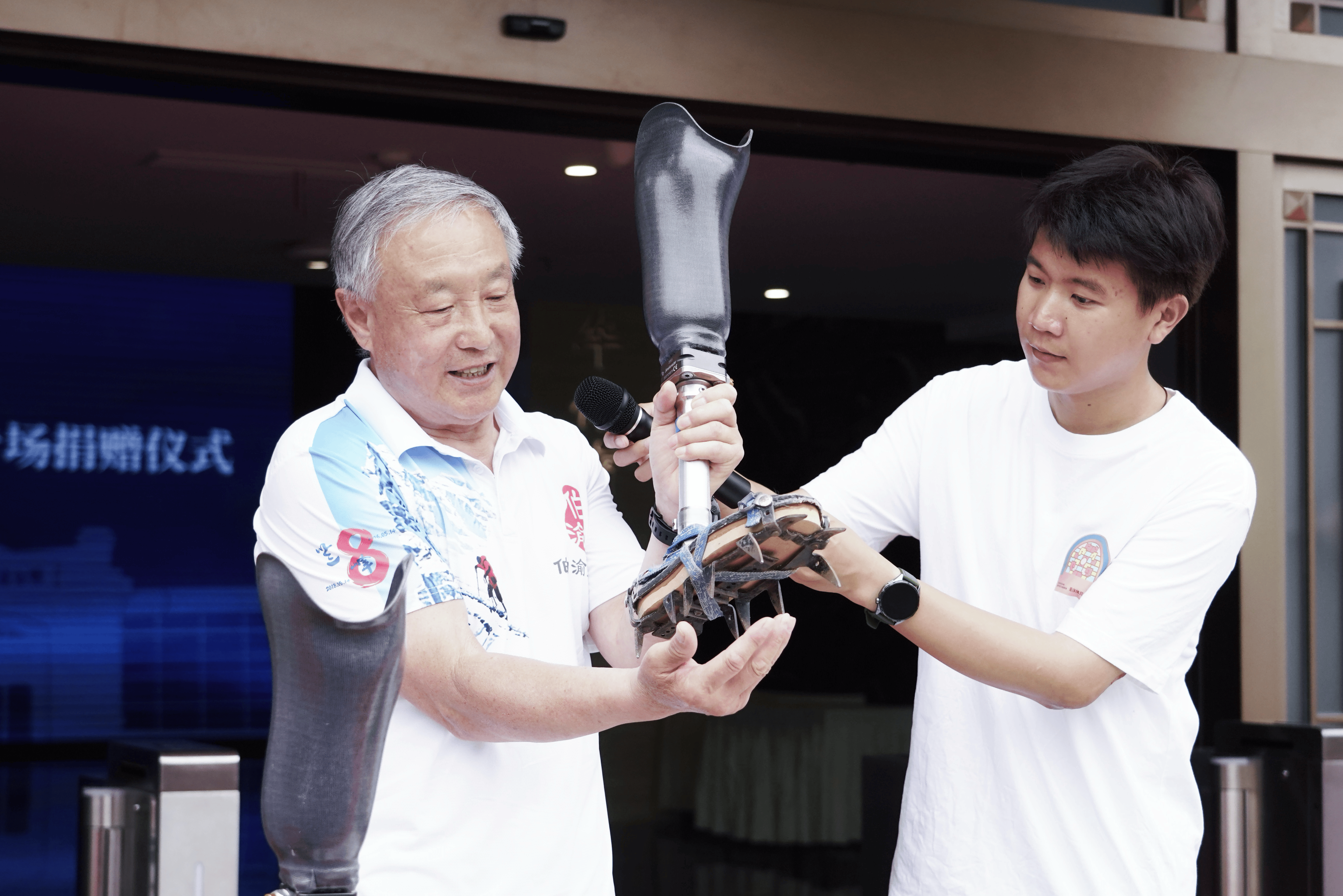 攀登精神回故里多宝体育- 多宝体育官网- APP下载！夏伯渝向重庆博物馆捐赠“巅峰记忆”