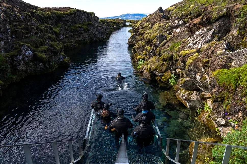 snorkeling-group-at-silfra-fissure-waters-entrance-thingvellir-park.jpeg