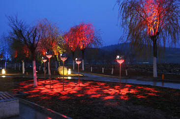 题目：光影织城：摩登景观照明的艺术与聪颖