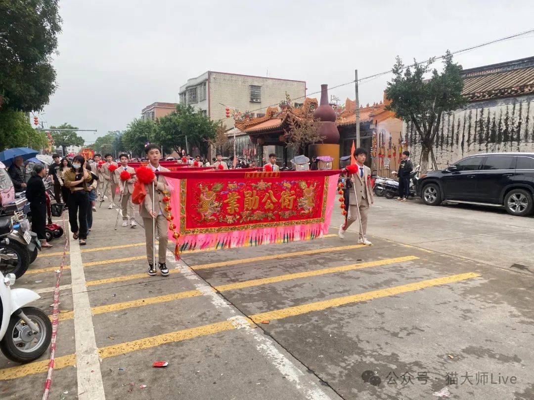 潮阳贵屿街路棚现场！潮汕希哥也领取了双忠纪念物