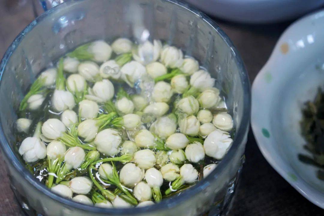 ①将备好的茉莉花用开水冲泡后，过滤掉茶包；②根据个人喜好在茉莉花茶