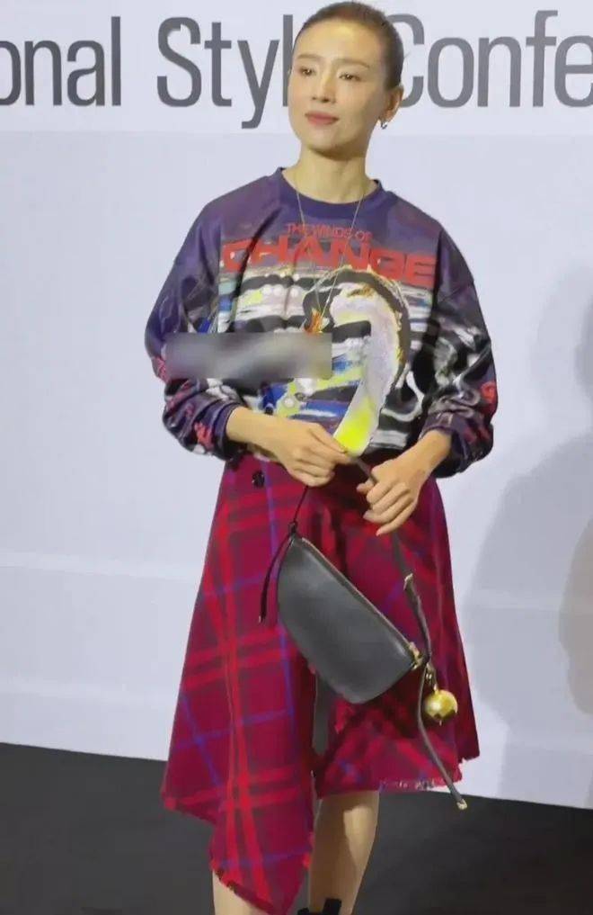 董洁参加活动，才43岁就断崖式衰老，身材干瘪宛如老太太，生图难掩老态但骨相真美啊！