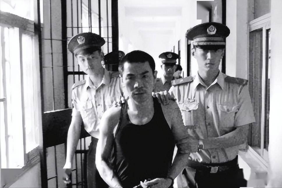 2005年，胡斌被执行注射死刑，刑前戴镣铐，写下千字遗书告别妻子