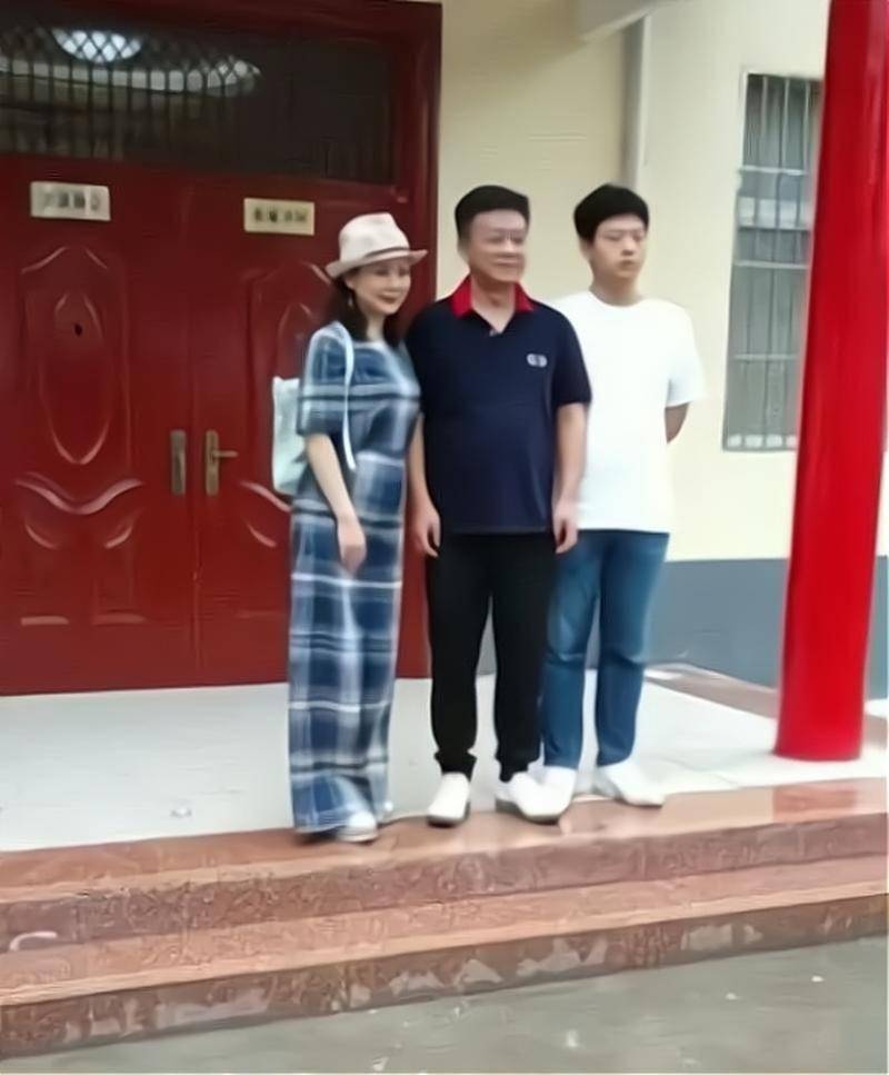 朱军一家三口回河南老家，年过六旬一头黑发，精气神变好开始复出