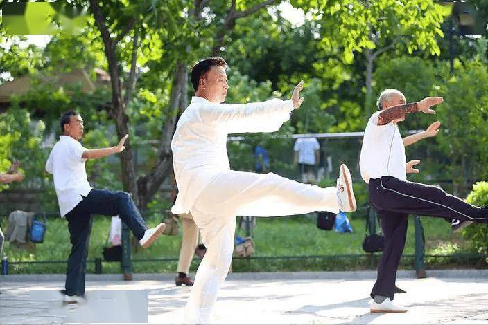 50岁后坚持晨练，比不常晨练患心梗风险高数倍？医生：3点很重要