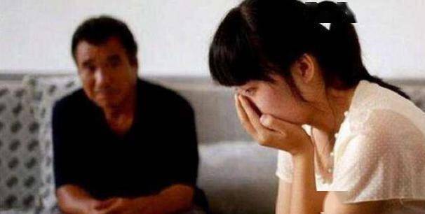 梦境中的家庭裂痕，解析梦见小学女同学与她父亲遗弃母亲的深层含义