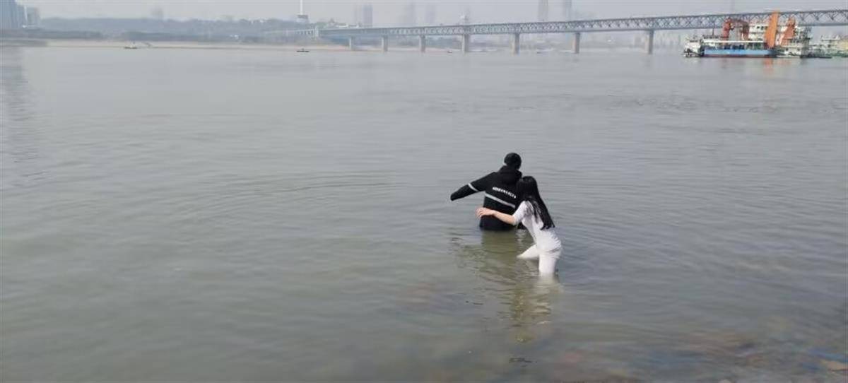 勇敢！不会游泳的通山女教师武汉出差时在长江中救起失意男子