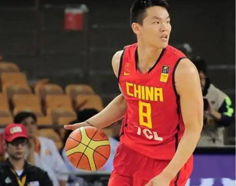 这就是差距！王治郅至今不用微信，球员训练休息间隙还要刷会手机