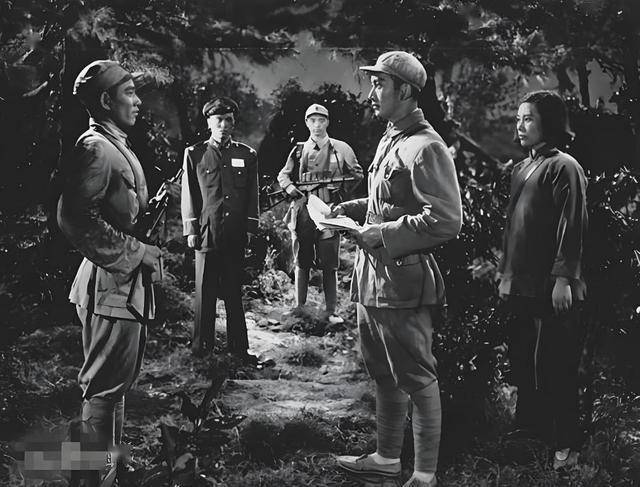 新中国老电影十大经典战争片，光影中的战火岁月，铸就时代传奇