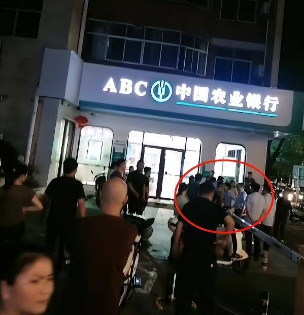 老人银行去世事件！知情人发声，早就办理退院，疑似子女故意拖