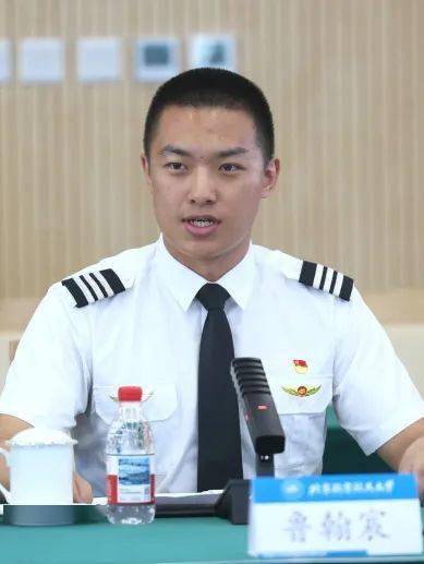 青春担当、逐梦远航!党委书记赵长禄、校长王云鹏与毕业生代表座谈