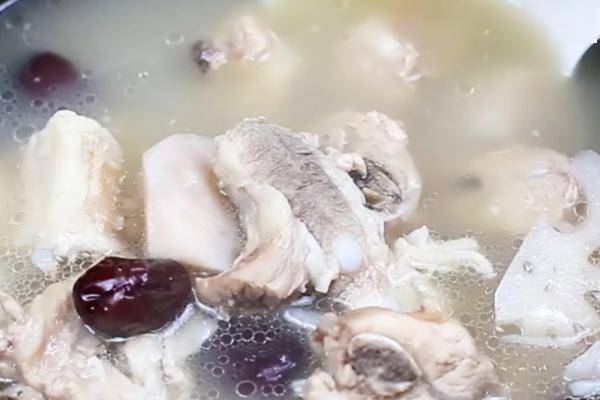 澈、肉质鲜嫩、营养丰富而深受喜爱电子pg游戏清炖排骨以其汤色清(图4)