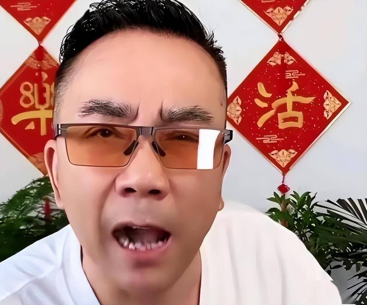 杨少华葬礼上最诡异一幕：儿子杨议前脚哭到晕厥，后脚翘腿玩核桃