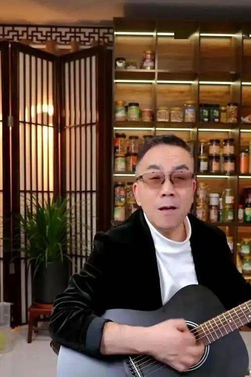 杨少华葬礼上最诡异一幕：儿子杨议前脚哭到晕厥，后脚翘腿玩核桃