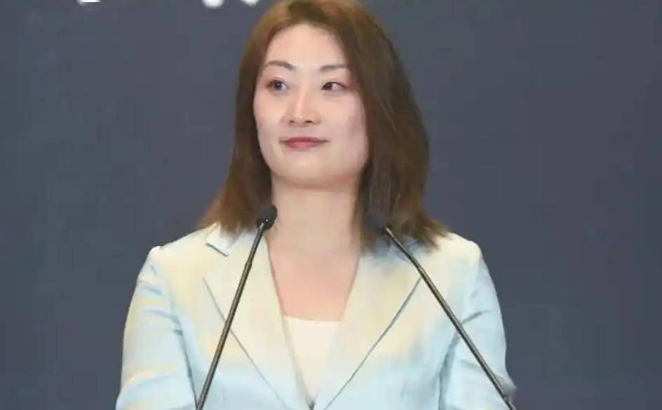宗馥莉亮出两证，闹剧落幕！