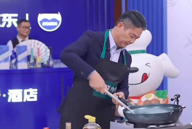 刘强东系上围裙直播炒菜，要烩“京东酒旅”的大菜？