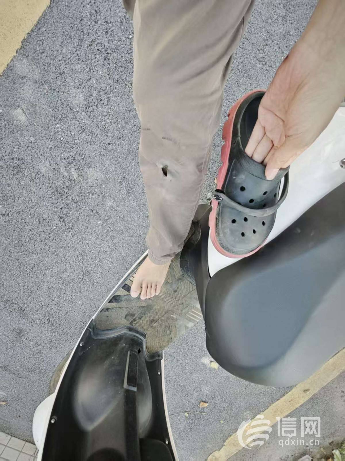 百色一男子避让法院警车摔骨折：警车未亮警灯跨双黄线、责任认定待查