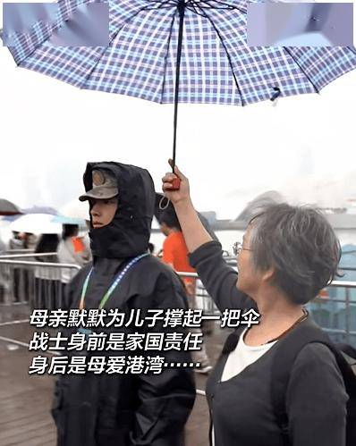 河南母亲坐一夜火车，只为看一眼执勤的儿子……