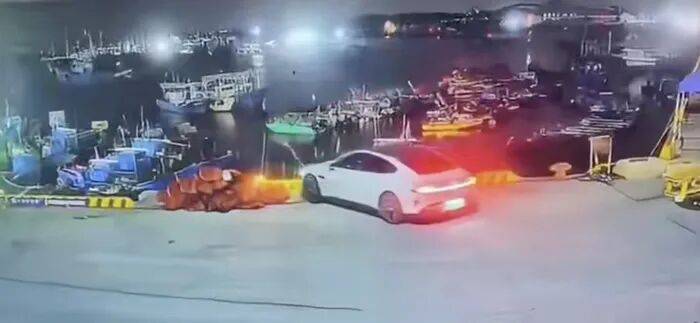 福建平潭一汽车凌晨坠海致车主不幸去世，多方回应