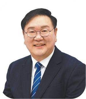 遭知名歌手郑智化控诉“没人性”，深圳机场深夜再道歉：立行立改，将增加保障人员并试点启用有一定坡度的登机连接装置