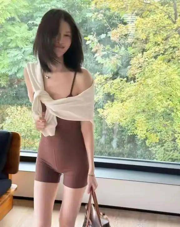 陈伟霆妈妈北京首见儿媳孙子，何穗性感造型引爆话题