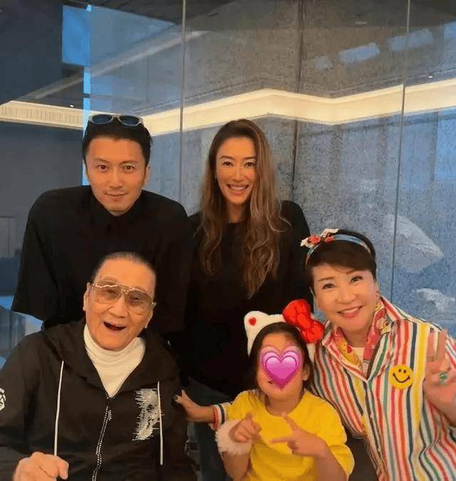 谢霆锋生日和父母聚会!谢贤老到不敢认,狄波拉涂绿指甲油似少女