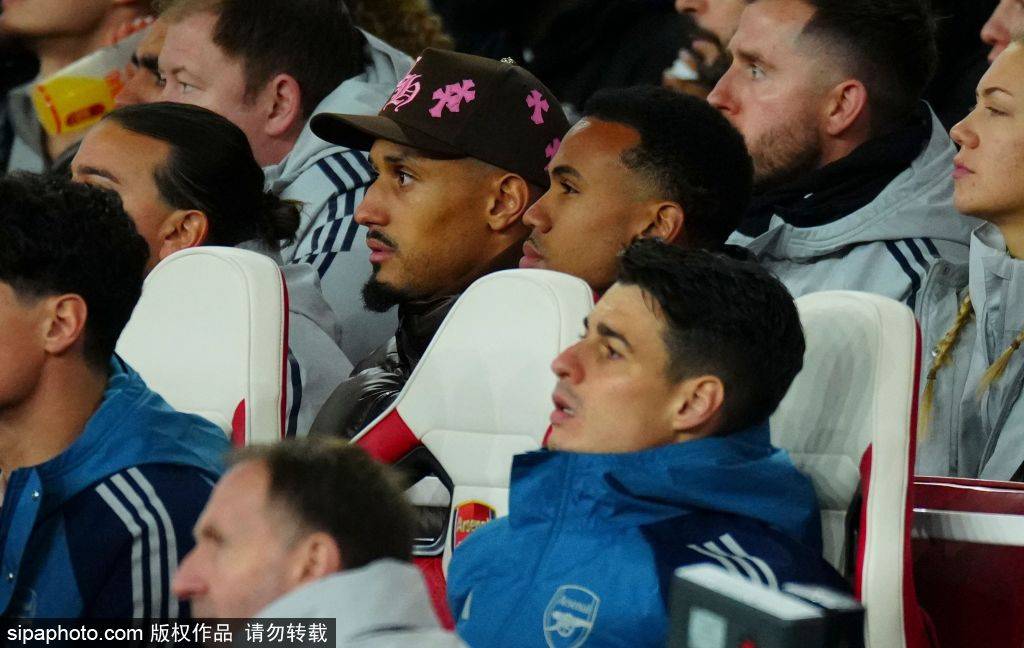 有情有义！王刚赛后身披T恤致谢前任主帅塞蒂恩