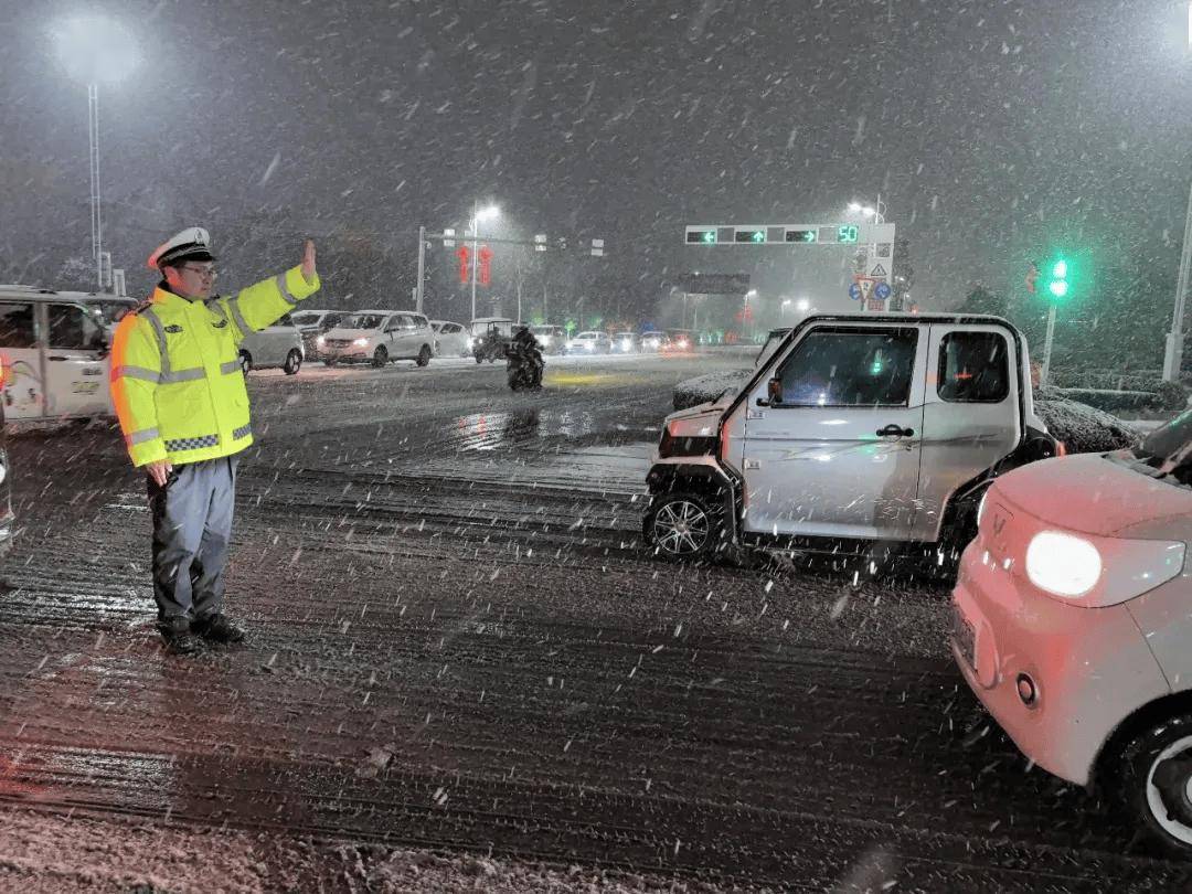 风雪中的守护 | 风雪“豫”警,温暖守护! 风雪中的守护 | 风雪“豫”警,温暖守护!