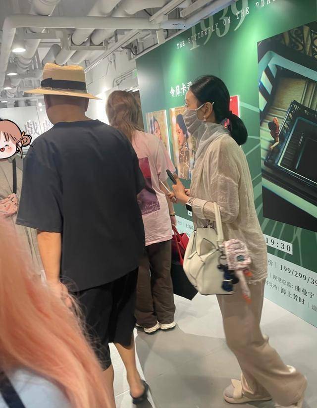 53岁陶虹与家人聚餐,17岁女儿徐小宝变漂亮了,长得像爸爸徐峥