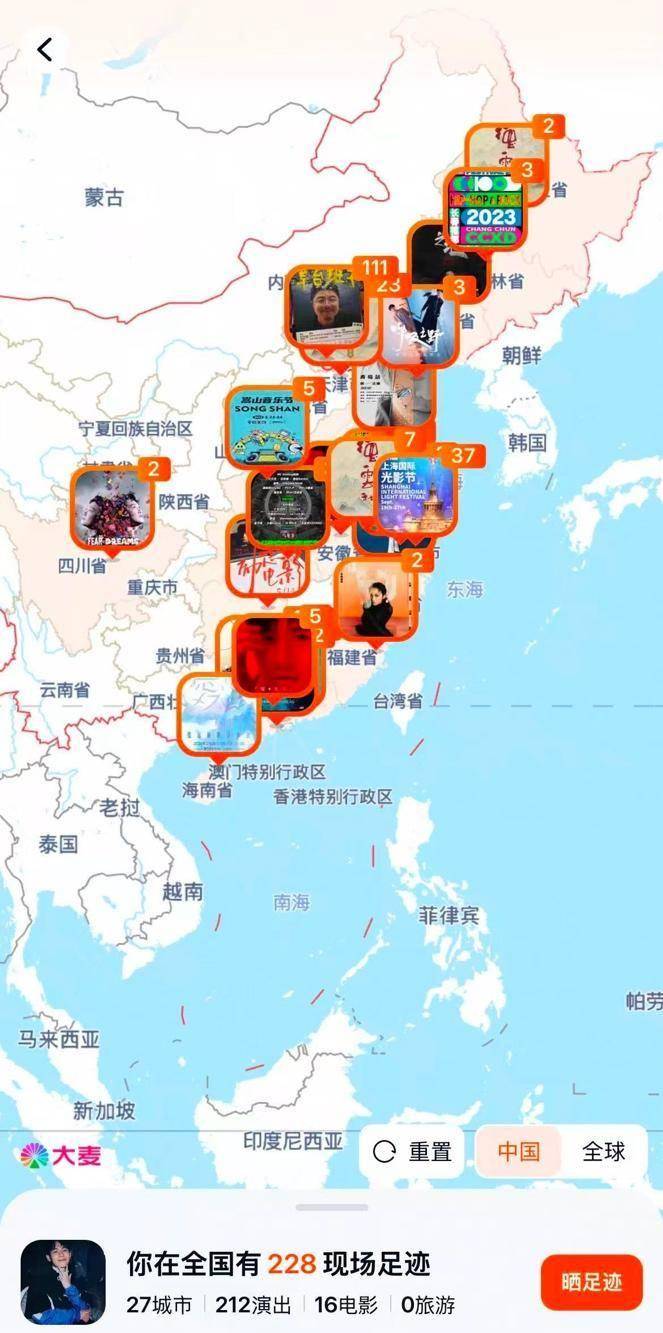  在大麦里赶场的年轻人